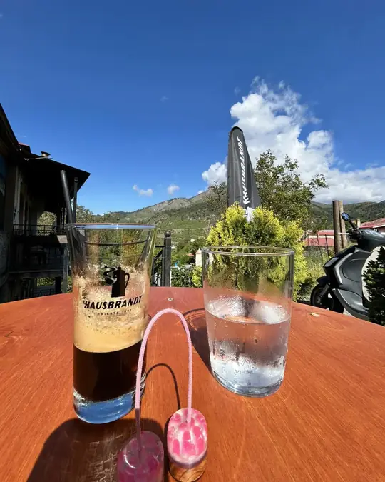 Freddo espresso Hausbrandt με θέα το βουνό από την βεράντα του Vista e Mundi στο Δίστρατο