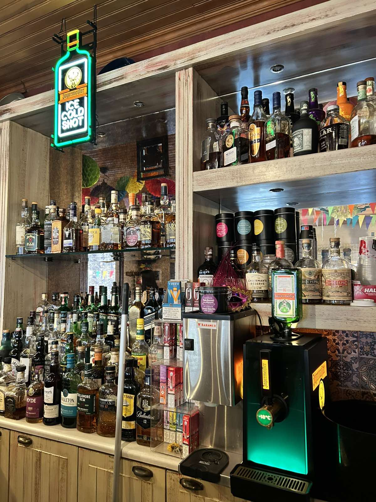 Η κάβα και ο χώρος του bar στο Vista e Mundi